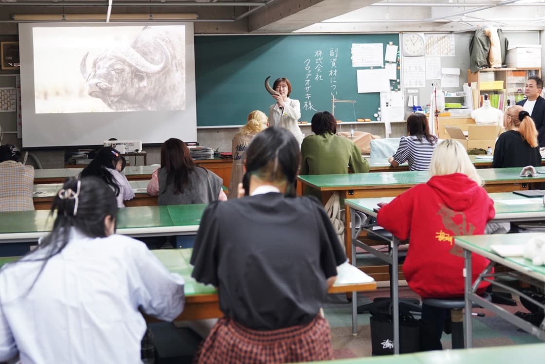 水牛ボタンの原料について説明している様子の画像